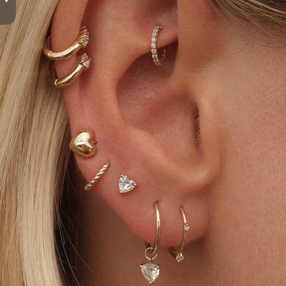 Adornmonde Boo heart mini huggie earrings🤍